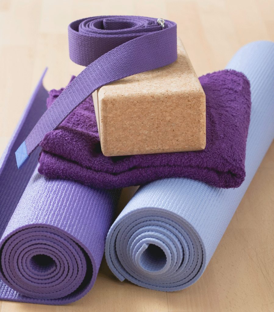 Tapetes de yoga e blocos preparados para a prática
