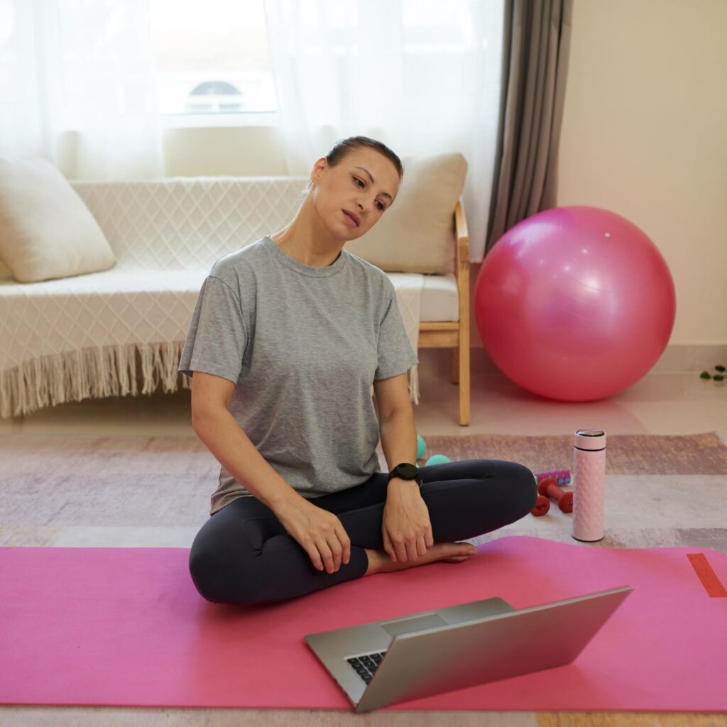 Mulher a fazer exercício em casa