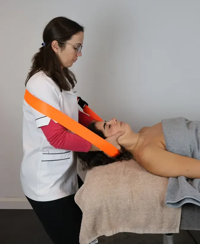 Sessão de fisioterapia cervical com tração suave na clínica PilatesCare em Lagos