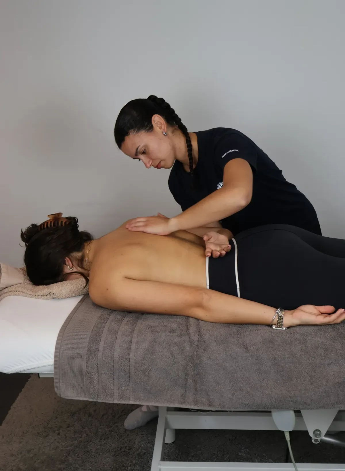 Sessão de massagem terapêutica nas costas na clínica PilatesCare em Lagos
